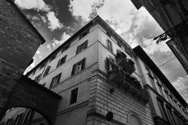 Siena zarif binalar üzerinde bulutlar