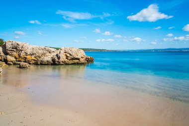 Küçük bir koy Alghero kıyılarında kayalarda