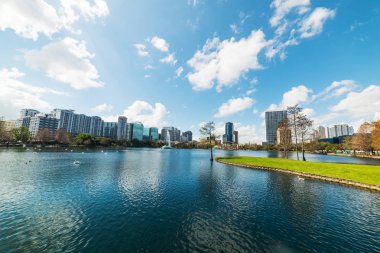 Göl Eola park şehir Orlando arka planda ile