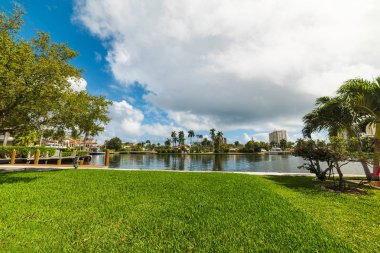 Fort Lauderdale şehrinde küçük bir kanal tarafından lüks evler