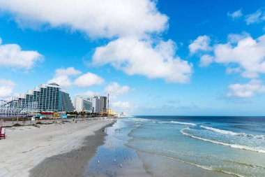 Bulutlu bir günde kıyıda Daytona Beach