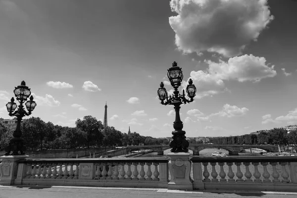 Laternenpfahl auf der Alexanderbrücke an einem bewölkten Tag — Stockfoto