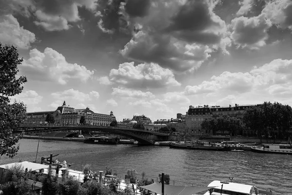 Wolken über dem weltberühmten Seine-Fluss in Paris — Stockfoto