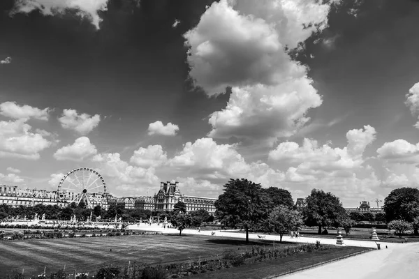 Moln över jardin de Tuileries i Paris — Stockfoto