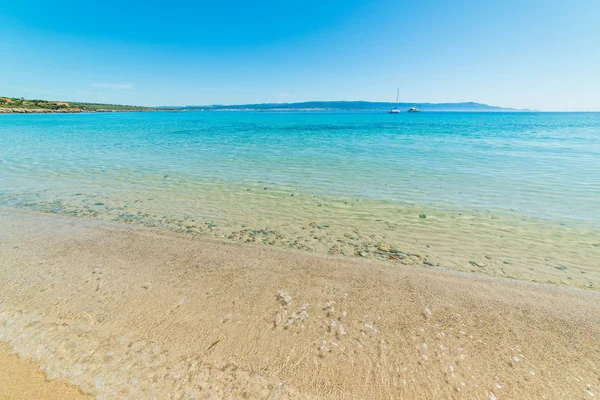 Aguas claras en la playa de Lazzaretto — Foto de Stock