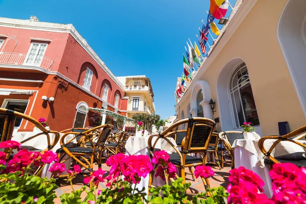Плетеные стулья и столы на живописной площади в Капри — стоковое фото