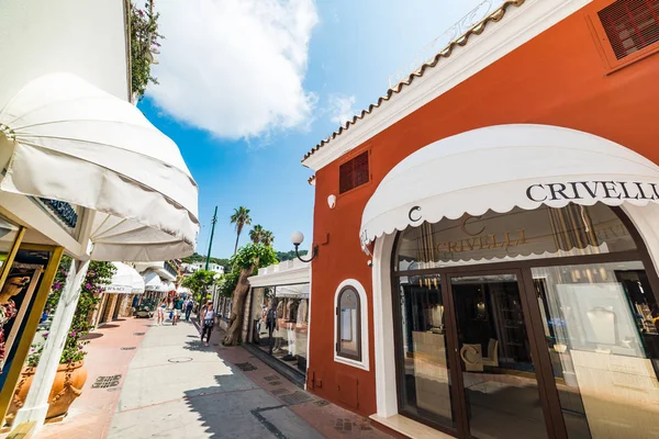 Tourists by luxury stores in famous Via Camerelle — Stock Photo, Image