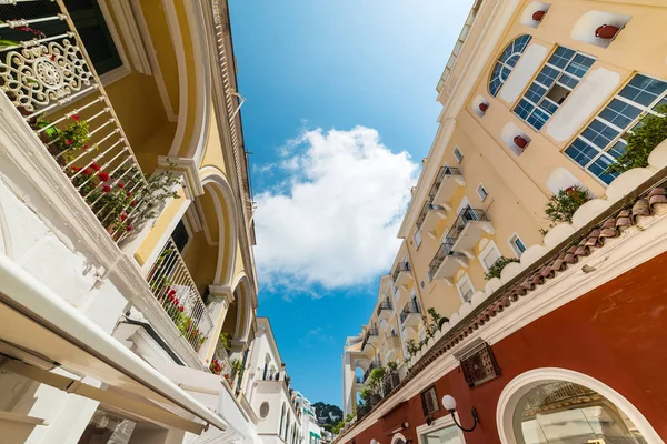 Edifici di lusso nella famosa via Camerelle a Capri — Foto Stock