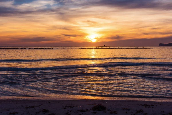 Pôr do sol colorido na costa de Alghero — Fotografia de Stock