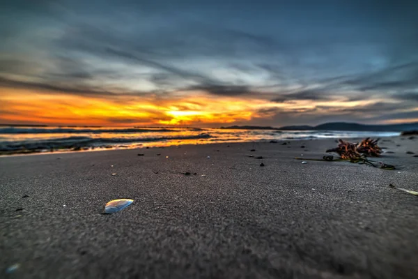 Nubes oscuras sobre el mar al atardecer — Foto de Stock