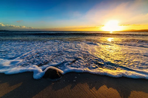 Vlny na Alghero písečné pobřeží při západu slunce — Stock fotografie