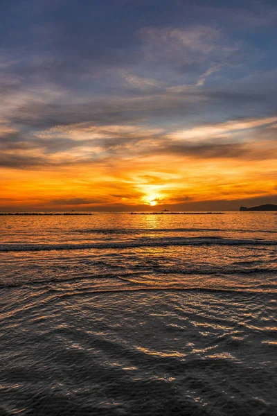 Färgglada himlen över havet i Alghero i solnedgången — Stockfoto