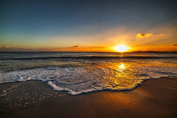 Солнце светит над морем на закате — стоковое фото