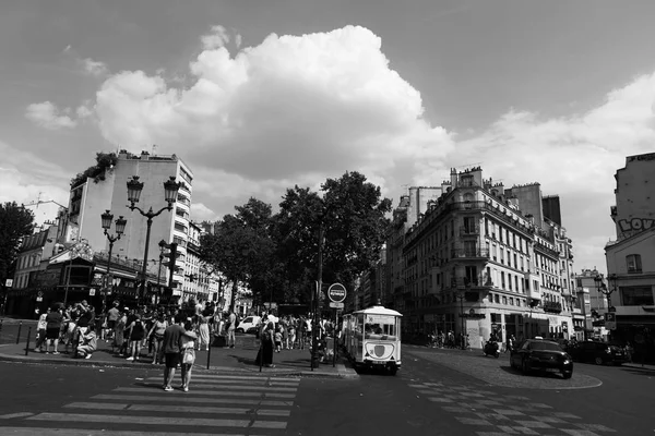 Lidé v Blanche náměstí na zamračený den — Stock fotografie