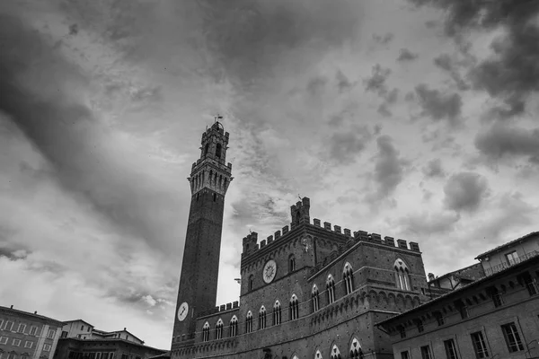 Světově proslulý Torre del Mangia na Piazza del Campo v Sieně — Stock fotografie