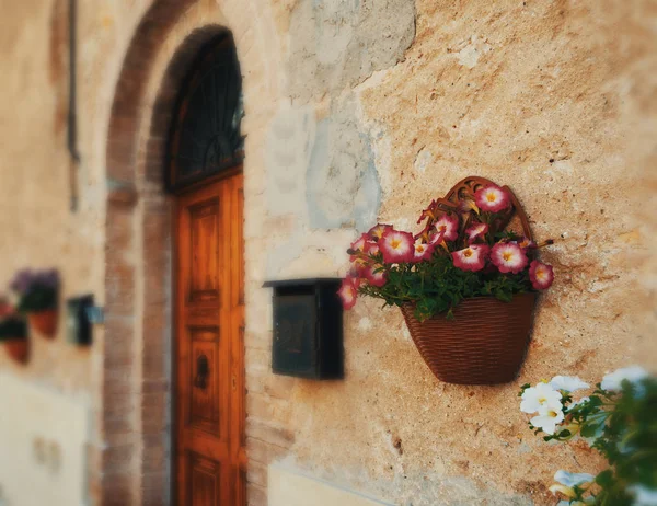 Pintoresca fachada de una antigua casa en Toscana — Foto de Stock