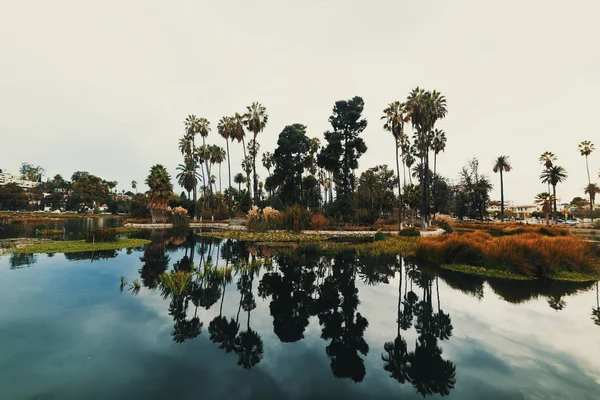 Ciel couvert sur le lac Echo Park à Los Angeles — Photo