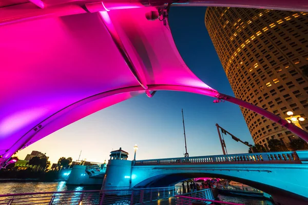 Kleurrijke Onderdak in Tampa riverwalk nachts — Stockfoto