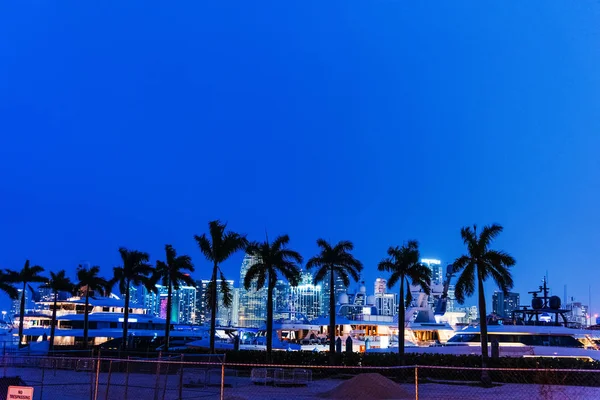 Rascacielos de Miami Beach vistos desde Watson Island en Miami — Foto de Stock