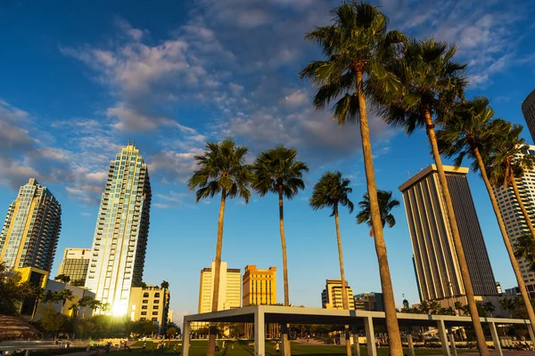 Puesta de sol con nubes en el centro de Tampa — Foto de Stock