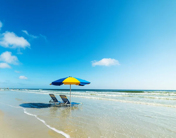 Beach chairs and parasol on the sand in Daytona Beach shore — Stock Photo, Image