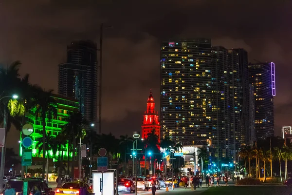 Färgglada byggnader i centrala Miami på natten — Stockfoto