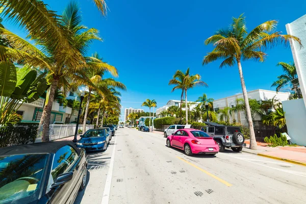 Hermosa Avenida Collins en Miami Beach en un día soleado — Foto de Stock