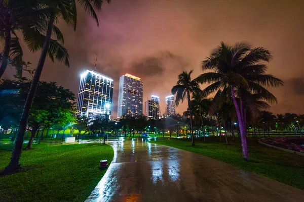Arranha-céus no centro de Miami vistos de Chopin Plaza à noite — Fotografia de Stock