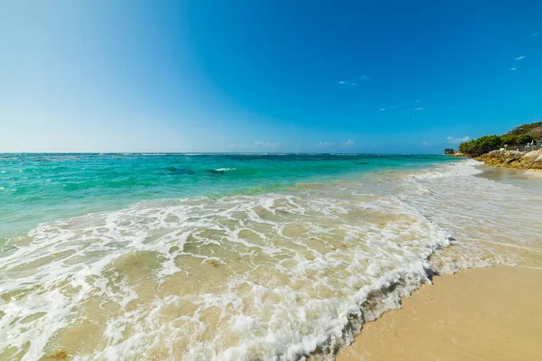 Mar azul-turquesa na praia de Raisins na ilha de Guadalupe — Fotografia de Stock