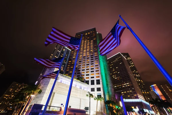 Rascacielos y banderas de Estados Unidos en Chopin Plaza por la noche — Foto de Stock