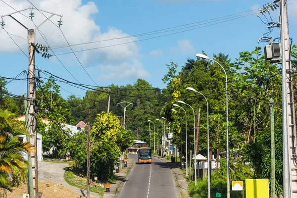 Bus auf einer engen Straße in Guadeloupe — Stockfoto