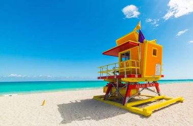 Miami Beach açık bir gökyüzü altında renkli cankurtaran kulesi