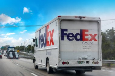 Güney Florida'da bir otoyolda Fedex kamyon