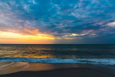 Gün batımında Napoli'de deniz üzerinde kara bulutlar
