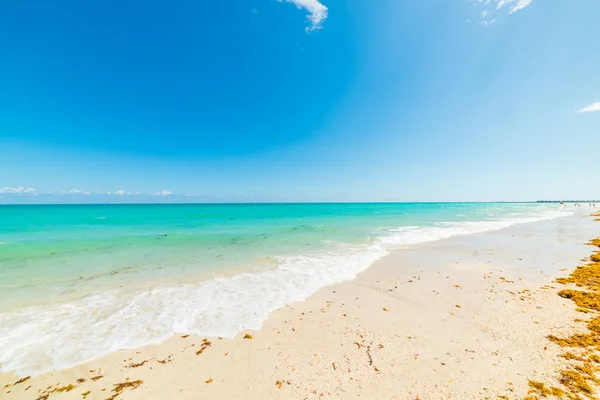 Água azul-turquesa sob um sol brilhante em Miami Beach — Fotografia de Stock