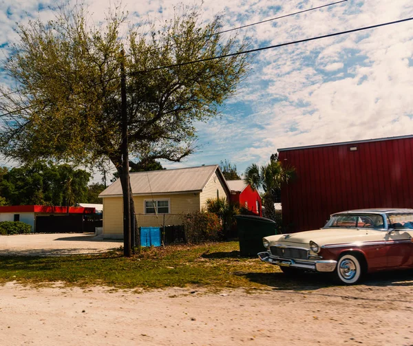 Coche clásico y casas pequeñas en el campo americano — Foto de Stock