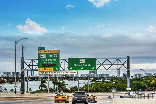 Jízda po Mac Arthurově cestě míří na Miami Beach na mraku — Stock fotografie