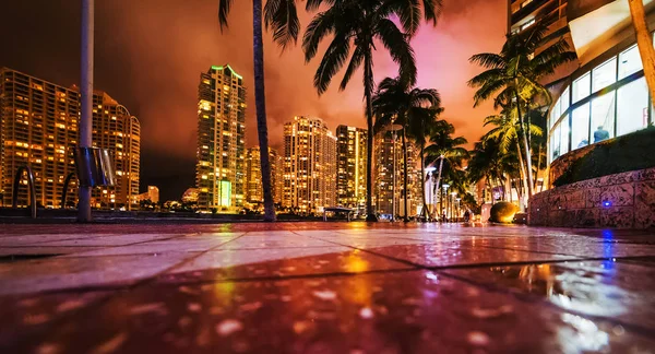 Небоскрёбы в центре Майами видны с прогулки по реке ночью — стоковое фото