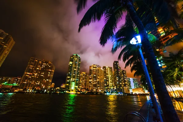 マイアミ川の超高層ビルが夜に歩く — ストック写真