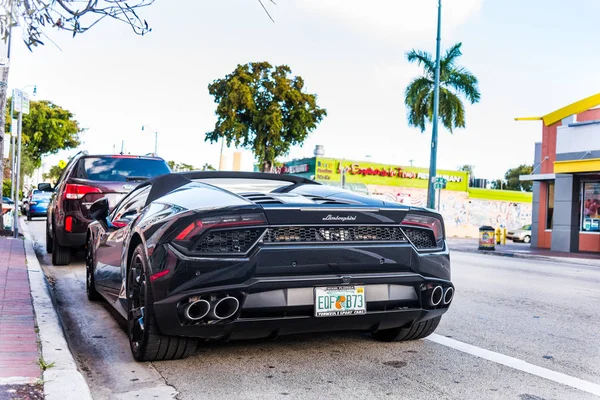 Lamborghini Huracan zaparkowany na światowej sławy Calle Ocho w Little — Zdjęcie stockowe