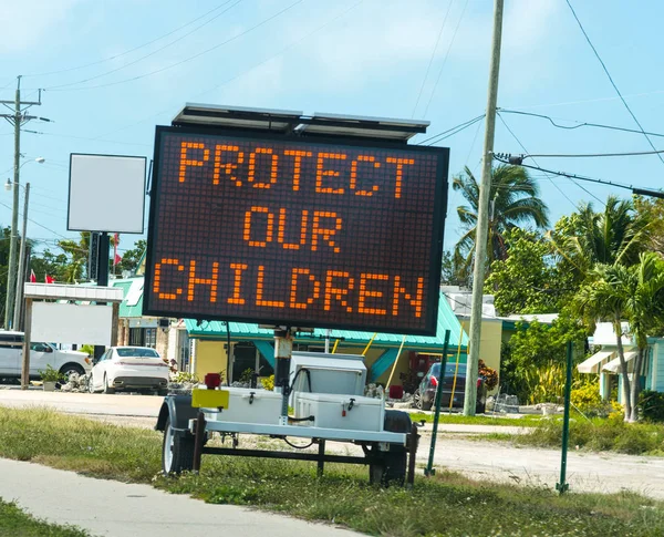 Защитить наших детей знак на краю дороги во Флориде Key — стоковое фото