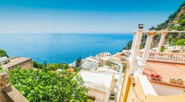 Positano kıyı şeridinin pitoresk görünümü