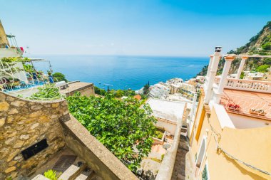 Positano kıyı şeridinin pitoresk görünümü