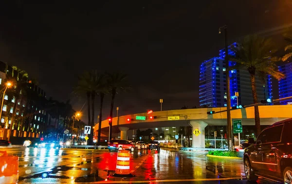 Kreuzung in der Innenstadt von Miami bei Nacht — Stockfoto