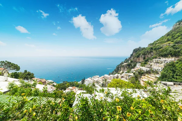 Mundo famosa costa Positano em um dia claro — Fotografia de Stock