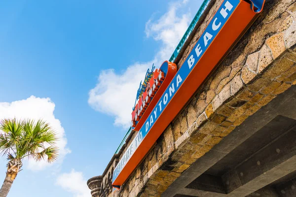 Bienvenido a Daytona Beach signo en un día soleado — Foto de Stock