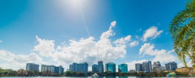 Orlando'daki Eola Gölü parkında güneş parlıyor