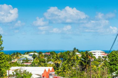 Açık bir günde Guadeloupe kıyısı