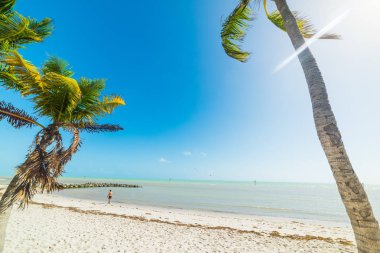 Key West güzel Smathers Beach üzerinde parlayan Güneş