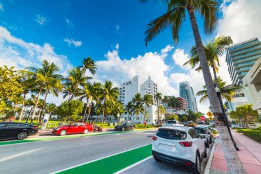 South Beach Collins Avenue üzerinde bulutlu gökyüzü